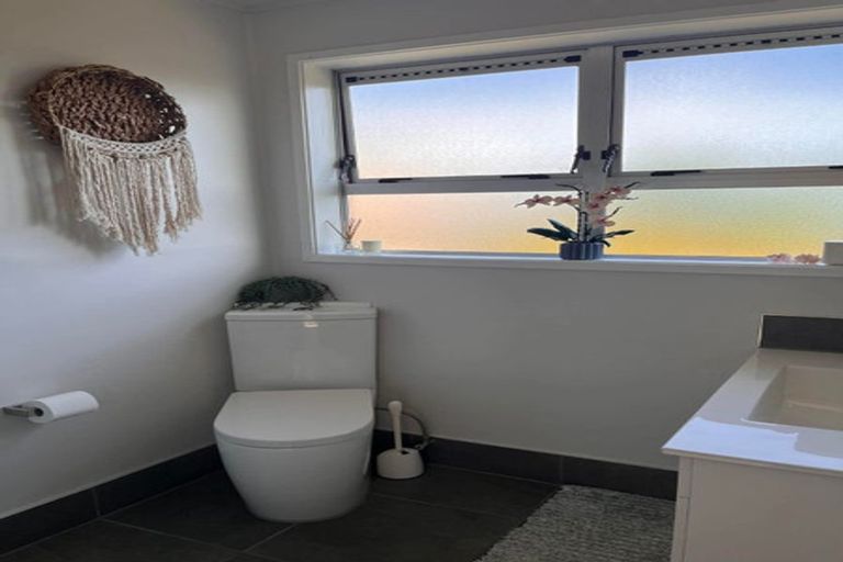 Photo of property in 2/52 Scenic Drive, Hillpark, Auckland, 2102