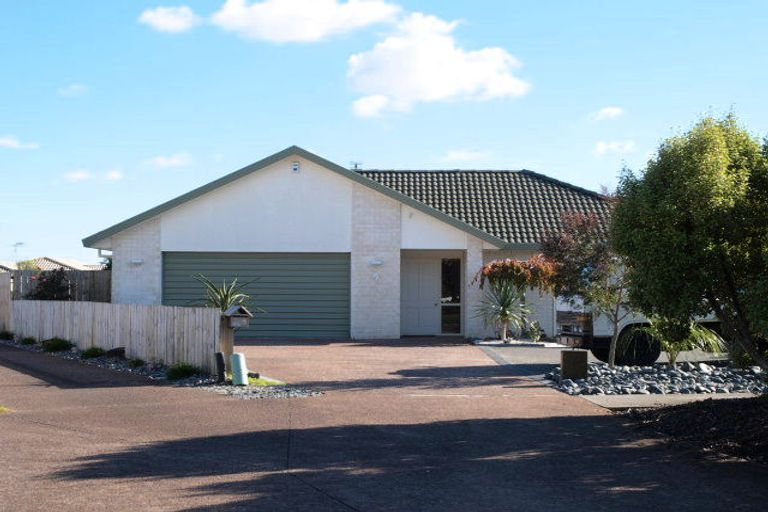Photo of property in 15 Jan Higgins Place, Golflands, Auckland, 2013