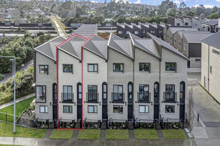 Photo of property in 2/28 Westgate Drive, Westgate, Auckland, 0614