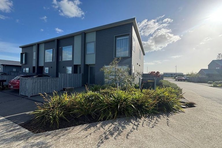 Photo of property in 10 Rauriki Lane, Rosehill, Papakura, 2113