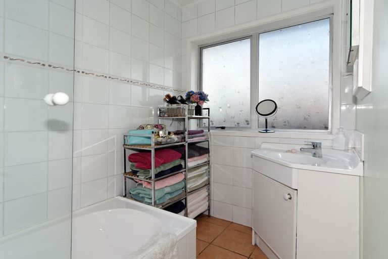 Photo of property in 1/6 Butterworth Drive, Glendene, Auckland, 0602