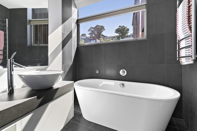 Photo of property in 3b Salmont Place, Kelburn, Wellington, 6012