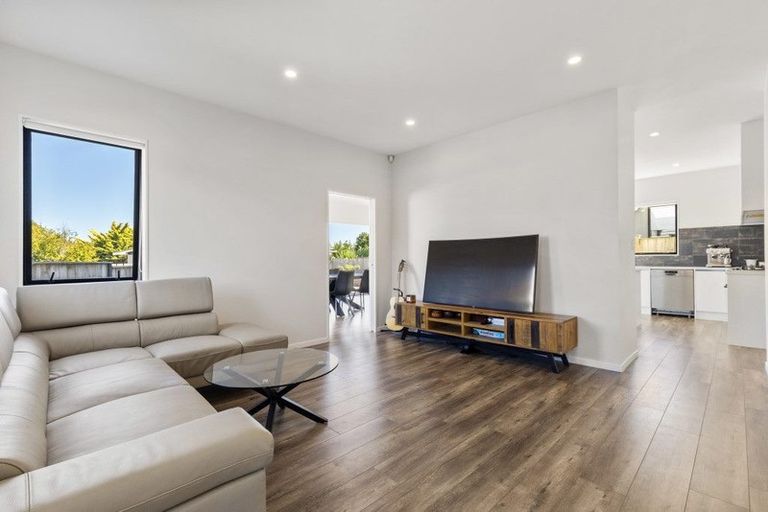 Photo of property in 32a Tupaki Place, Pakuranga Heights, Auckland, 2010