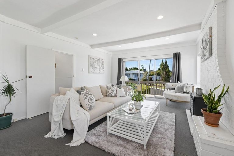 Photo of property in 17 Lyndhurst Road, Te Atatu South, Auckland, 0610