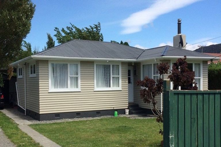 Photo of property in 70 Brandon Street, Featherston, 5710