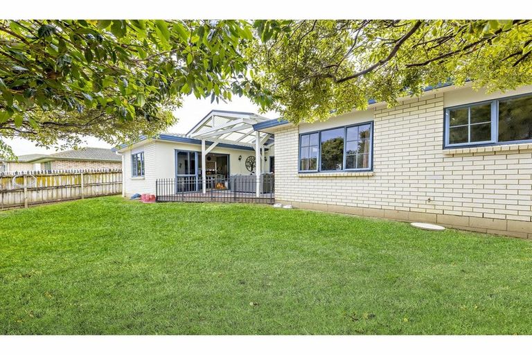 Photo of property in 11 Glenveagh Park Drive, Weymouth, Auckland, 2103