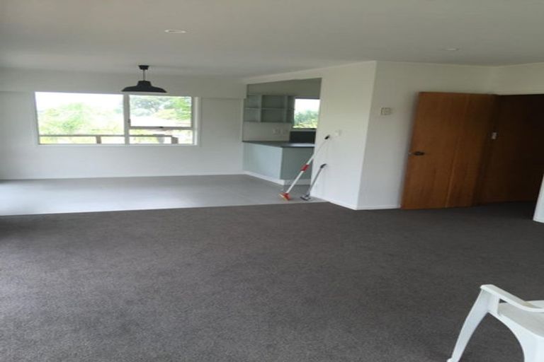 Photo of property in 17 Butterworth Drive, Glendene, Auckland, 0602