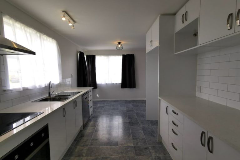 Photo of property in 2 Maybelle Place, Kelston, Auckland, 0602