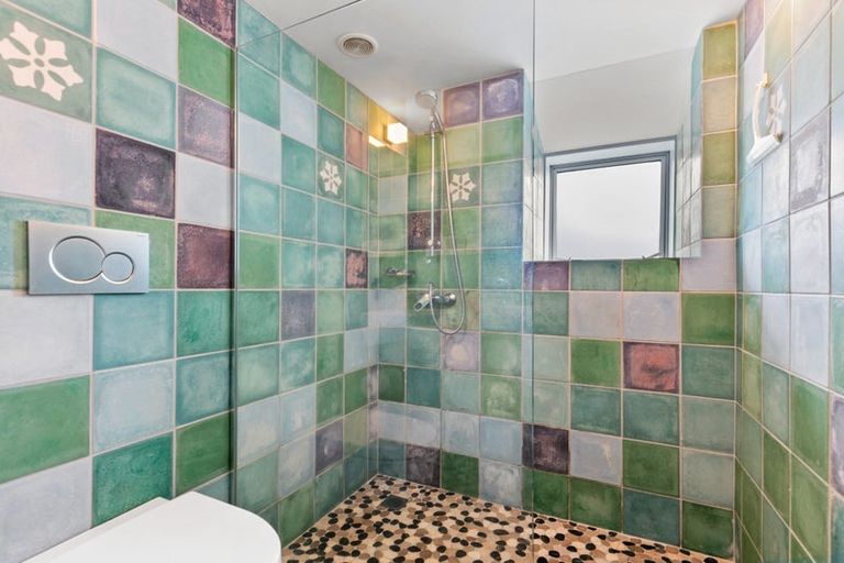 Photo of property in 10 Cave Road, Houghton Bay, Wellington, 6023