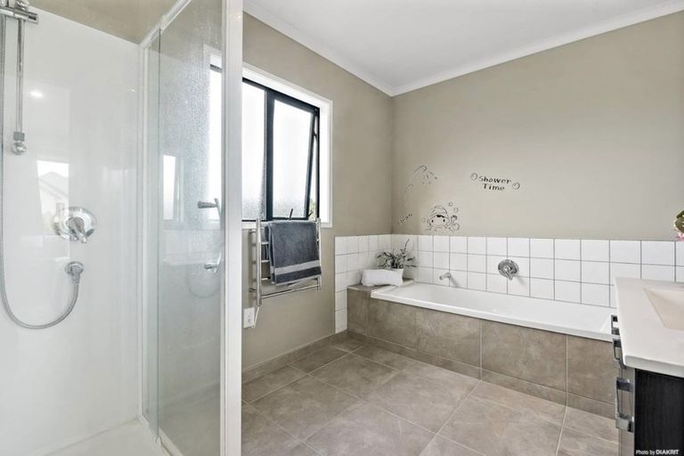 Photo of property in 13 Sonoma Crescent, Oteha, Auckland, 0632