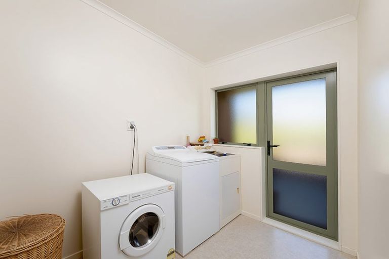 Photo of property in 2 Burgundy Park Avenue, Henderson, Auckland, 0612