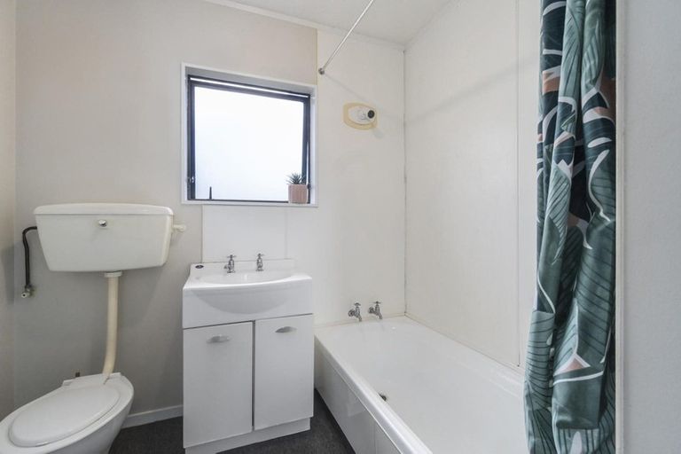 Photo of property in 1/6 Mona Vale, West Harbour, Auckland, 0618