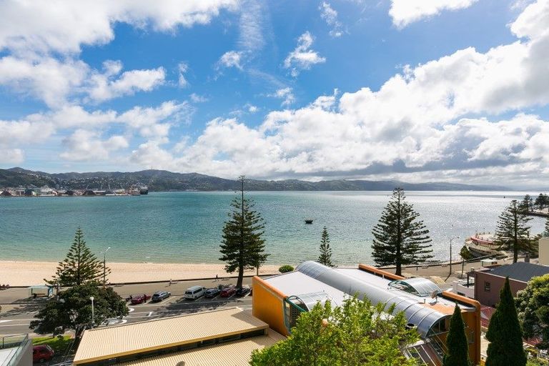 Photo of property in 218 Oriental Parade, Oriental Bay, Wellington, 6011