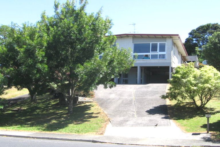 Photo of property in 25 Easton Park Parade, Glenfield, Auckland, 0629