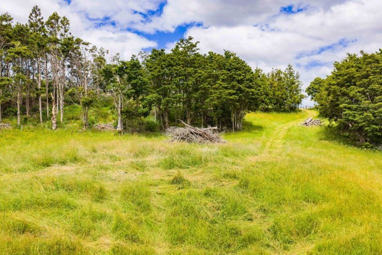 Photo of property in 18 Omana Road, Maungakaramea, 0178