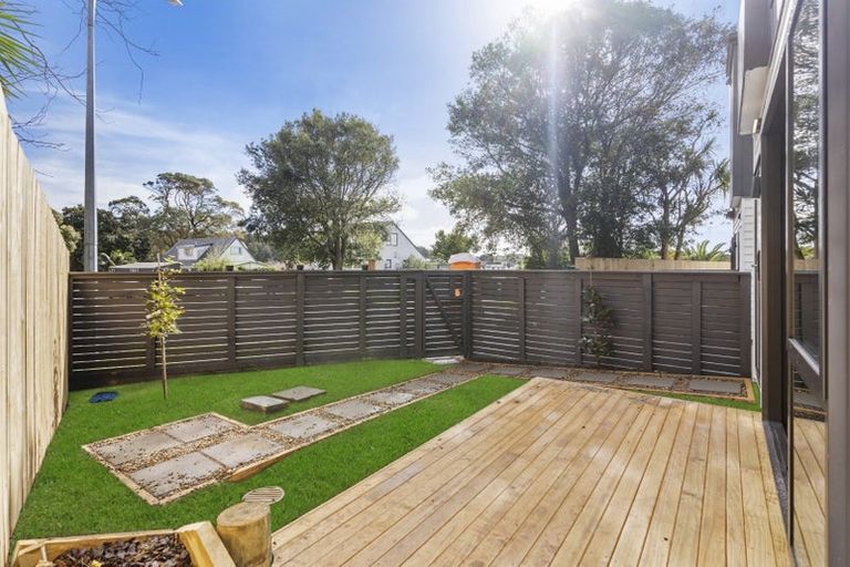 Photo of property in 8a Tahinga Street, Northcote, Auckland, 0627