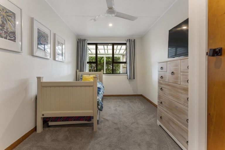 Photo of property in 11 Montrose Place, Takaro, Palmerston North, 4412