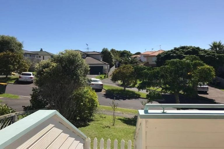 Photo of property in 1/4 Mossop Rise, Glenfield, Auckland, 0629