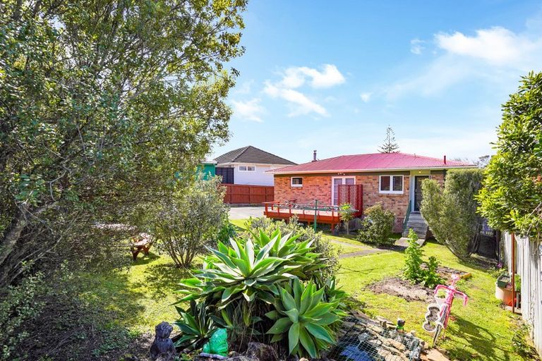 Photo of property in 43 Taupo Street, Green Bay, Auckland, 0604