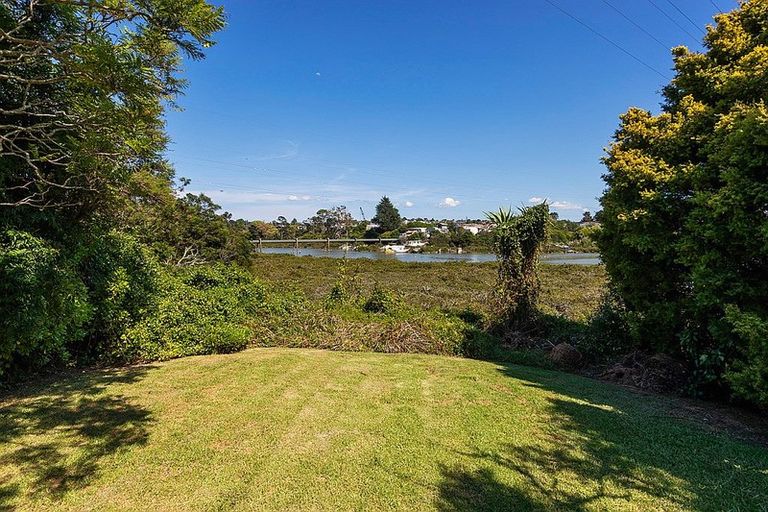 Photo of property in 44 Cobham Crescent, Kelston, Auckland, 0602
