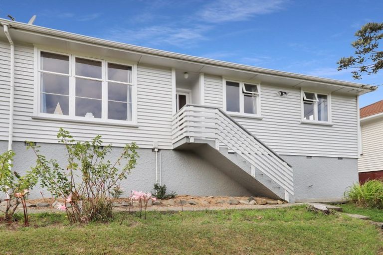 Photo of property in 55 Taylor Terrace, Tawa, Wellington, 5028