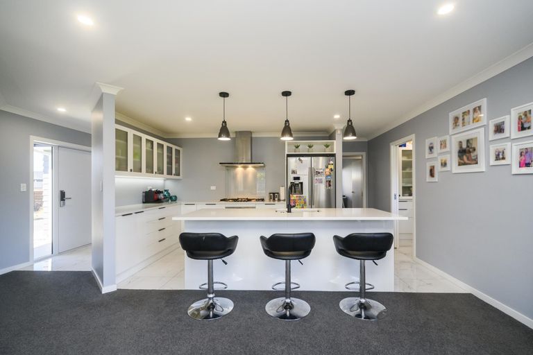 Photo of property in 126 Johnstone Drive, Fitzherbert, Palmerston North, 4410