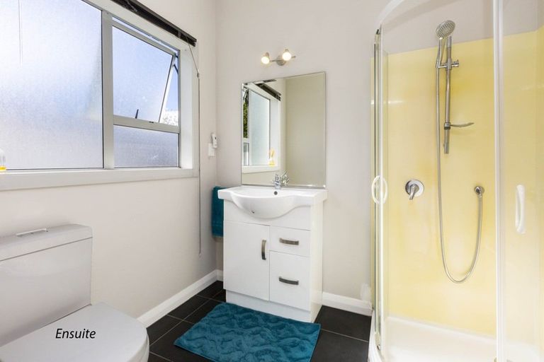 Photo of property in 2 Oxford Crescent, Ebdentown, Upper Hutt, 5018