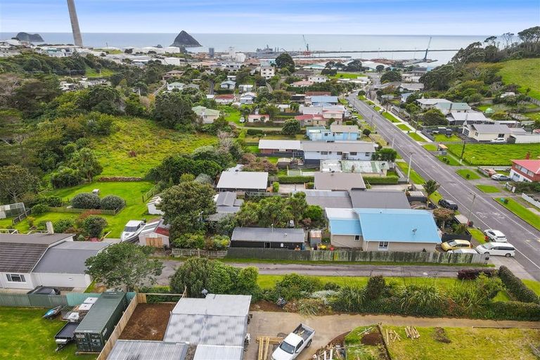 Photo of property in 96 Pioneer Road, Moturoa, New Plymouth, 4310