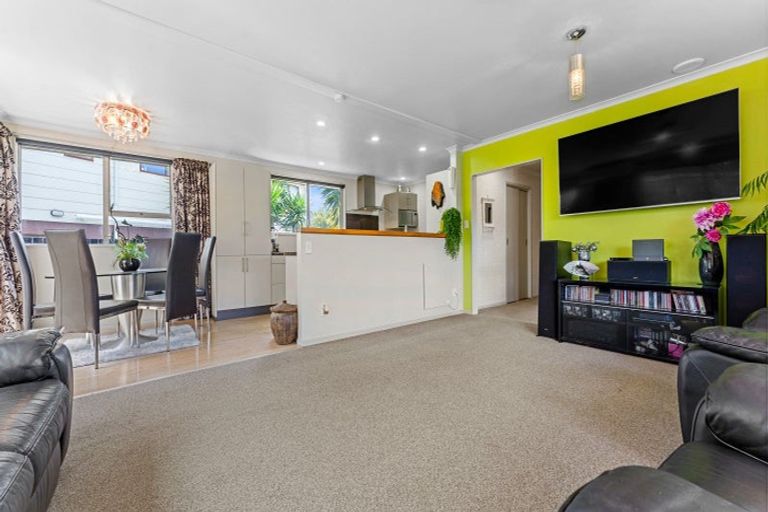 Photo of property in 12 Quo Vadis Place, Red Beach, 0932