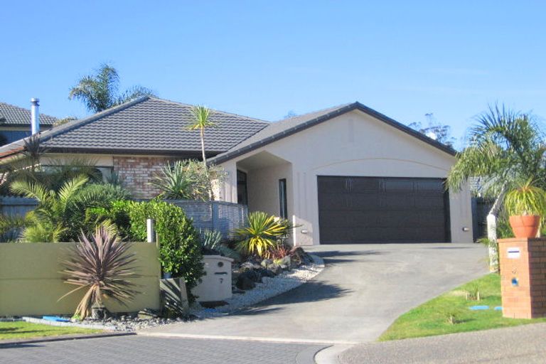 Photo of property in 9 Canonbie Place, East Tamaki Heights, Auckland, 2016
