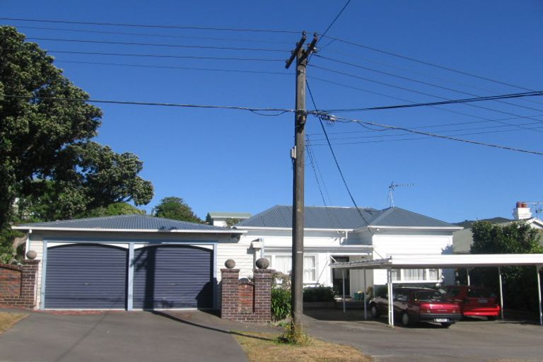 Photo of property in 17 Farm Road, Northland, Wellington, 6012