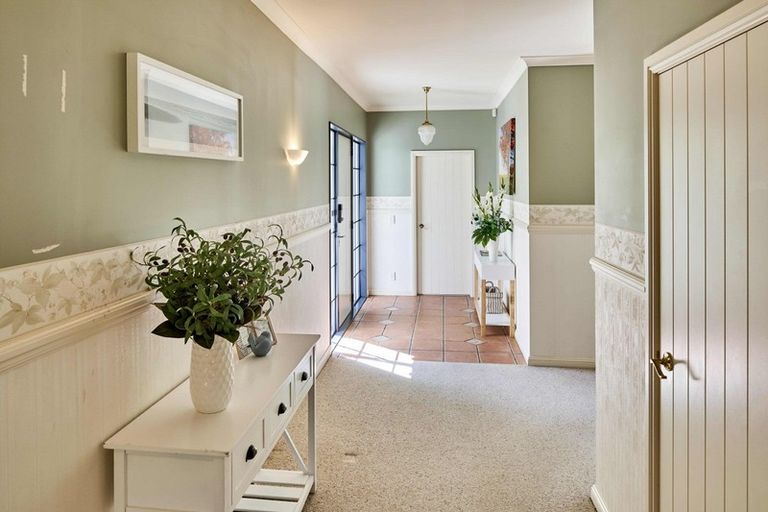 Photo of property in 25 Rangatira Road, Tawa, Wellington, 5028