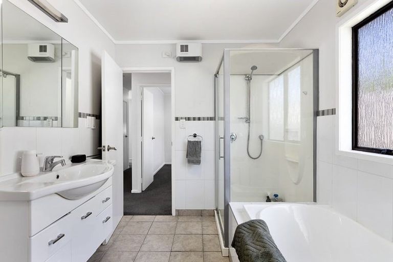 Photo of property in 20 Sandiacre Way, Browns Bay, Auckland, 0630