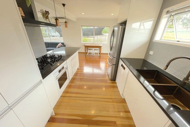 Photo of property in 13 Seabar Place, Glen Eden, Auckland, 0602