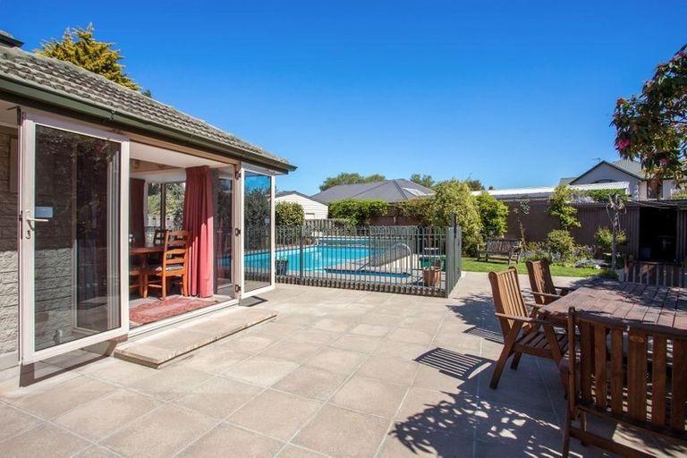 Photo of property in 385 Sawyers Arms Road, Harewood, Christchurch, 8051