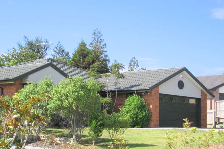 Photo of property in 28 Sunvista Avenue, Oteha, Auckland, 0632