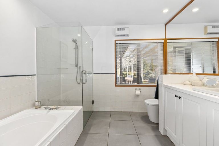 Photo of property in 186 Beacon Point Road, Wanaka, 9305