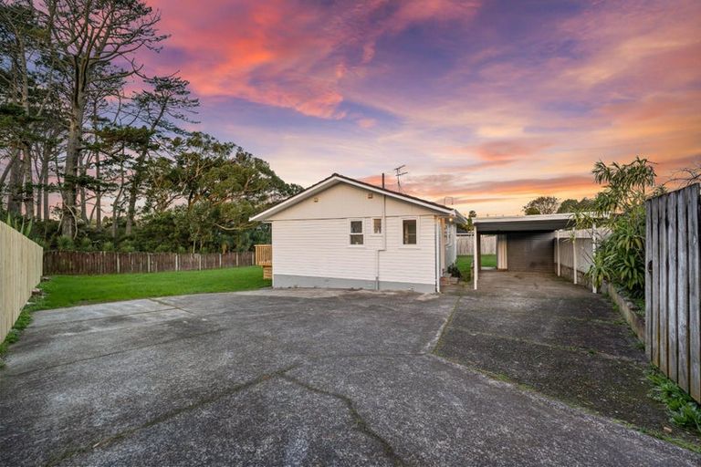 Photo of property in 19 Thornlow Street, Glendene, Auckland, 0602