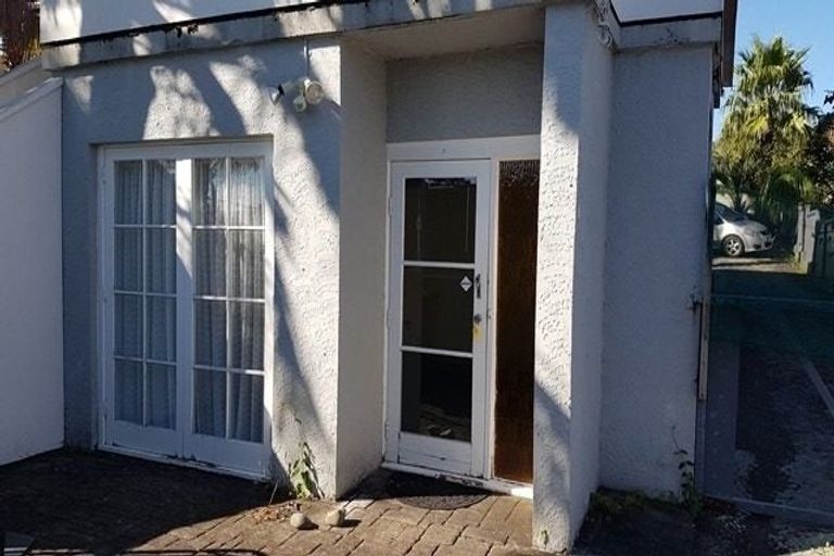 Photo of property in 17 Kelston Street, New Lynn, Auckland, 0600