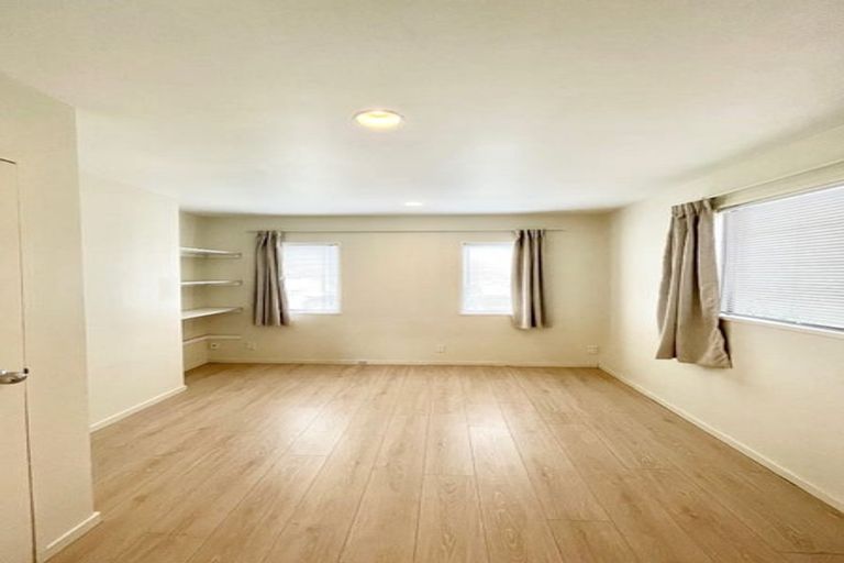 Photo of property in 1/881 East Coast Road, Northcross, Auckland, 0632