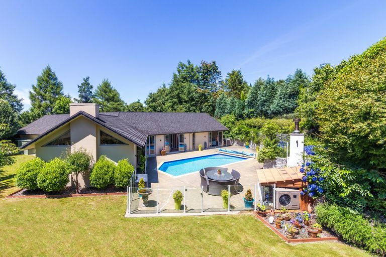 Photo of property in 5 Cameron Drive, Acacia Bay, Taupo, 3385