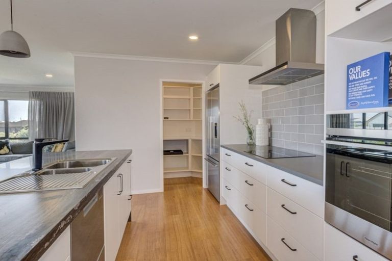 Photo of property in 2 Oakmont Crescent, Waiwhakaiho, New Plymouth, 4312