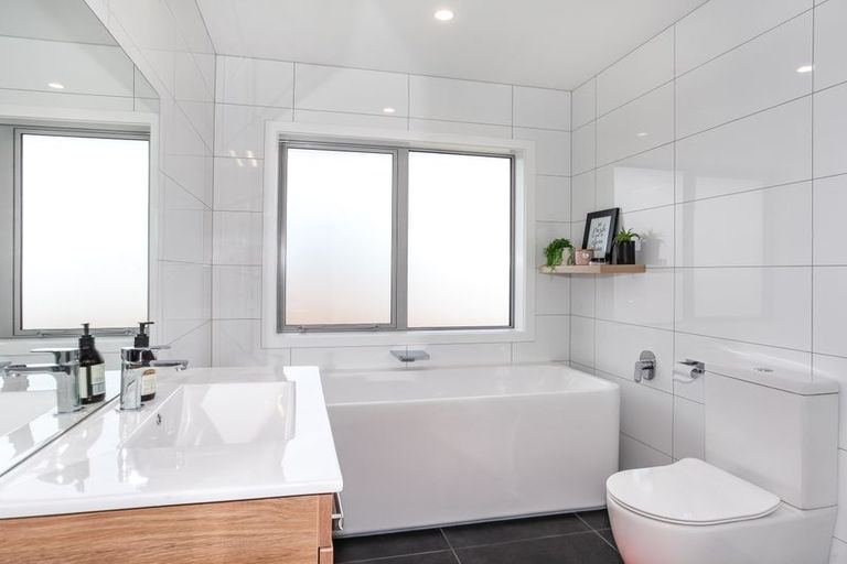 Photo of property in 28 Hillpark Drive, Pokeno, 2402