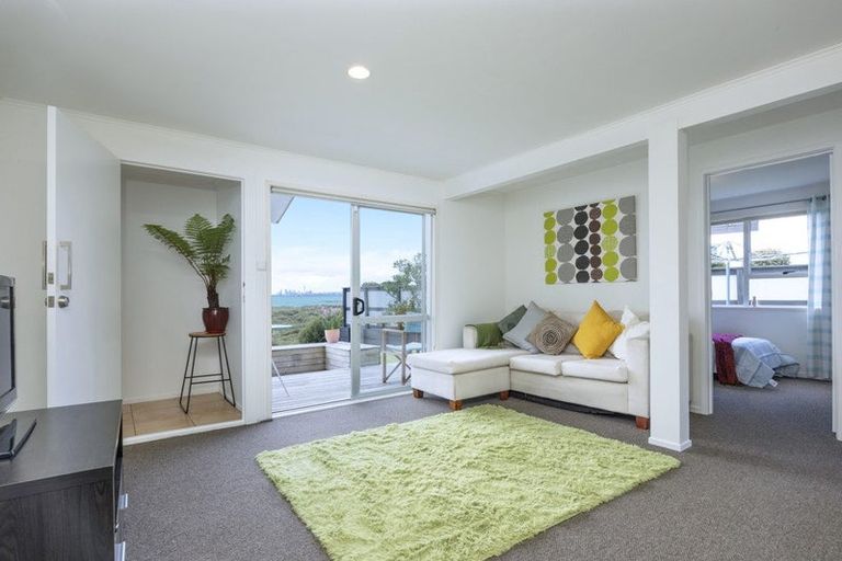 Photo of property in 33 Dawnhaven Drive, Te Atatu Peninsula, Auckland, 0610