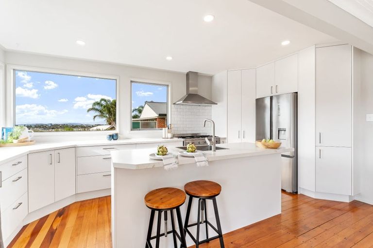 Photo of property in 12 Tawhana Crescent, Red Beach, 0932