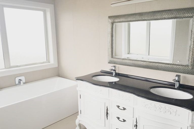 Photo of property in 18 Colliston Rise, Pinehill, Auckland, 0632