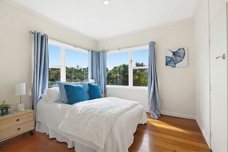 Photo of property in 9 Victory Crescent, Tawa, Wellington, 5028