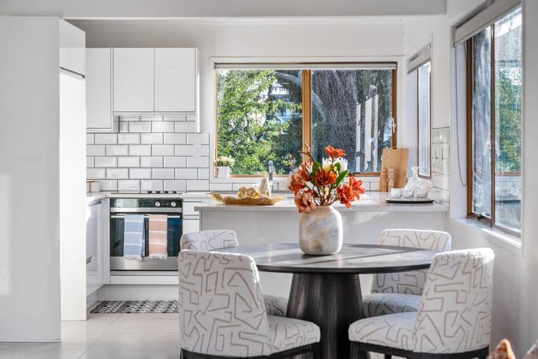 Photo of property in 34 Kelman Road, Kelston, Auckland, 0602