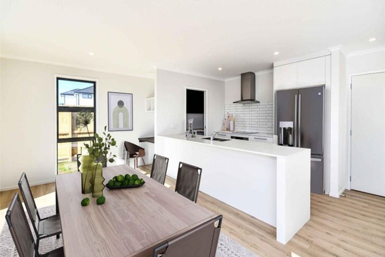 Photo of property in 32 Korowhiti Road, Clarks Beach, 2122