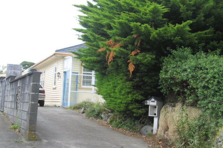 Photo of property in 4 Mexted Terrace, Tawa, Wellington, 5028